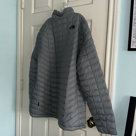 gray north face jacket - Picture 3 of 6